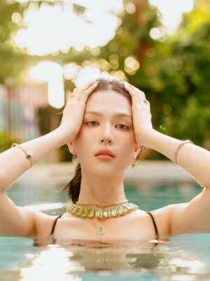 Ngoc Trinh Instagram - Pha lê lặng lẽ bắt sáng, còn Trinh thì nhẹ nhàng bắt trend #SummerVibes 💚✨ #ngoctrinh #ngoctrinh89 

@swarovski  @swarovski_retailer_vietnam  #Swarovski #SwarovskiMillenia #SwarovskiIdyllia