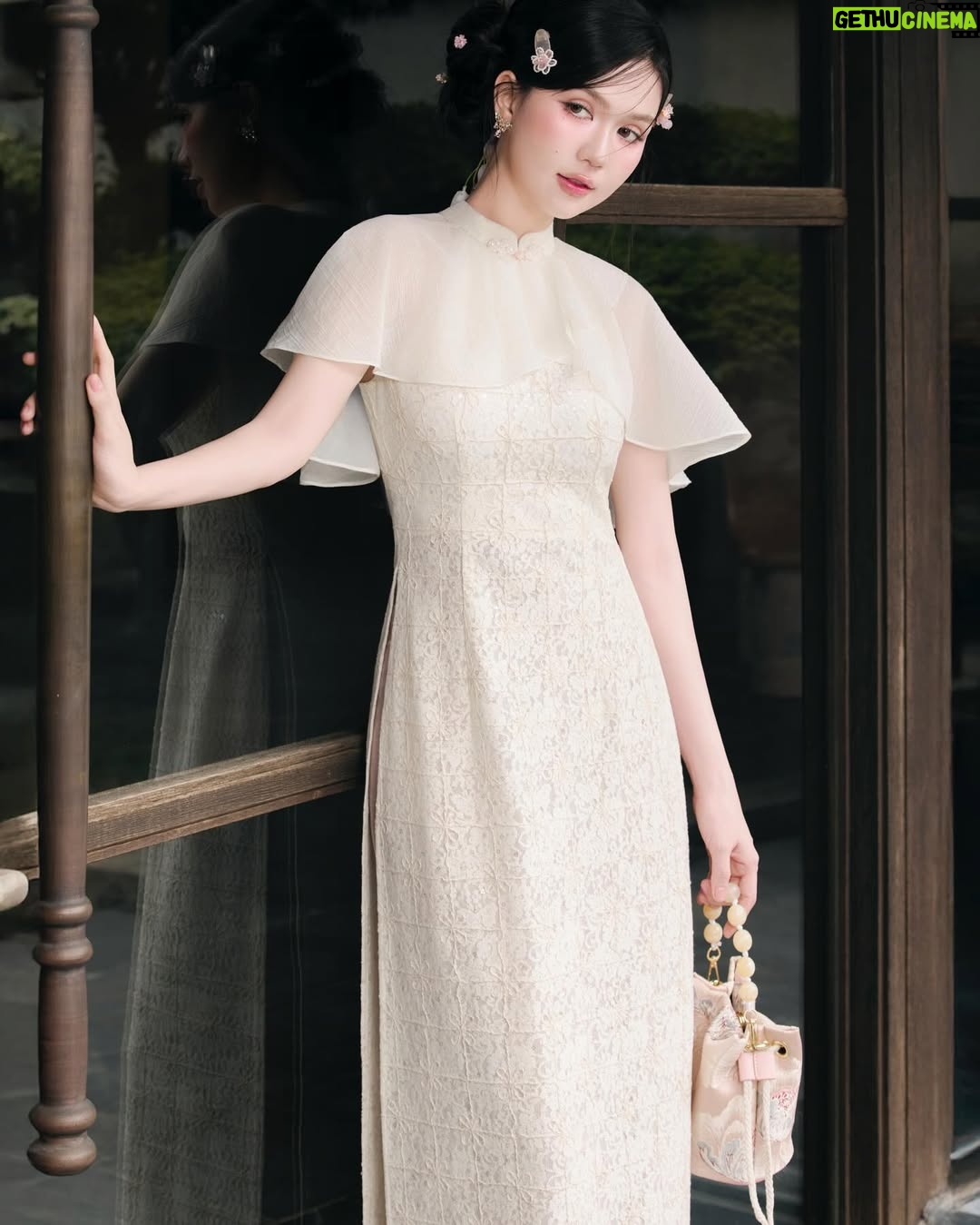 Ngoc Trinh - 47.6K Likes - Ngày mai, 2026 sẽ bắt đầu 🌱

Nếu quay lại 5 năm trước, Trinh chắc chắn không thể hình dung được mình của hôm nay.
Không phải một phiên bản rực rỡ hơn, mà là một phiên bản lắng hơn, sâu hơn.
Vẫn “động”, nhưng là sự chuyển động ở bên trong, nơi Trinh học cách nhìn lại chính mình, thay vì chỉ mải nhìn ra thế giới bên ngoài.

Ngày trước, Trinh cũng yêu bản thân.
Nhưng đó là kiểu yêu phải cố gắng: cố gắng mạnh mẽ hơn, giỏi hơn, tốt hơn trong mắt người khác.
Còn bây giờ, Trinh học một cách yêu khác. Yêu những gì mình đang có, yêu cả những vết xước, những tổn thương, những khuyết điểm… và cả đứa trẻ nhỏ bé trong tâm hồn mình, đã từng buồn, từng sợ, từng tổn thương rất nhiều.

Có lẽ, trưởng thành không làm con người ta hào nhoáng hơn.
Trưởng thành chỉ khiến mình bình yên hơn.
Ít ồn ào hơn, ít chứng minh hơn, nhưng lại dịu dàng với chính mình nhiều hơn 💗

Trinh biết ơn vì sau tất cả những biến cố, mình vẫn còn được làm công việc mình yêu.
Được đứng trước ống kính, được livestream, bán hàng, đóng phim.
Và quan trọng nhất là vẫn được mọi người yêu thương, tin tưởng và ở lại.

Cảm ơn những người đã đồng hành cùng Trinh, không chỉ trong những lúc rực rỡ, mà cả những lúc Trinh lặng im nhất 🤍

Chúc cho năm 2026, tất cả chúng ta được sống đúng với trái tim mình, làm điều mình yêu, và đủ bình yên để mỉm cười với chính bản thân mỗi ngày 💛 #ngoctrinh #ngoctrinh89

Chúc mừng năm mới 2026 🥂🎆