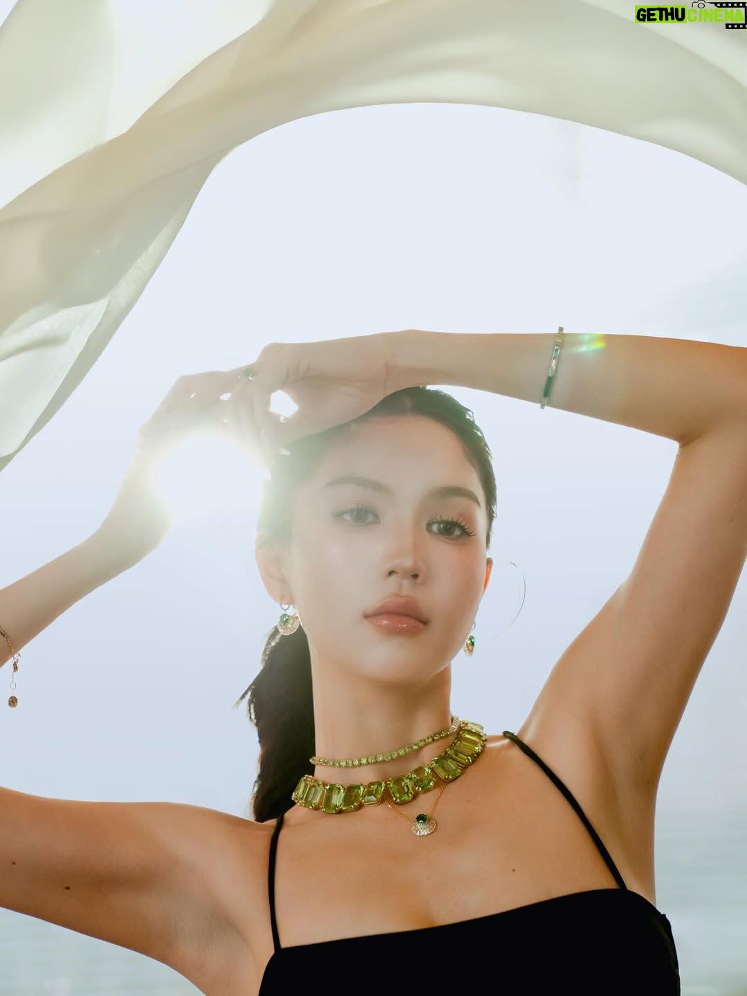 Ngoc Trinh - 124.4K Likes - Pha lê lặng lẽ bắt sáng, còn Trinh thì nhẹ nhàng bắt trend #SummerVibes 💚✨ #ngoctrinh #ngoctrinh89 

@swarovski  @swarovski_retailer_vietnam  #Swarovski #SwarovskiMillenia #SwarovskiIdyllia