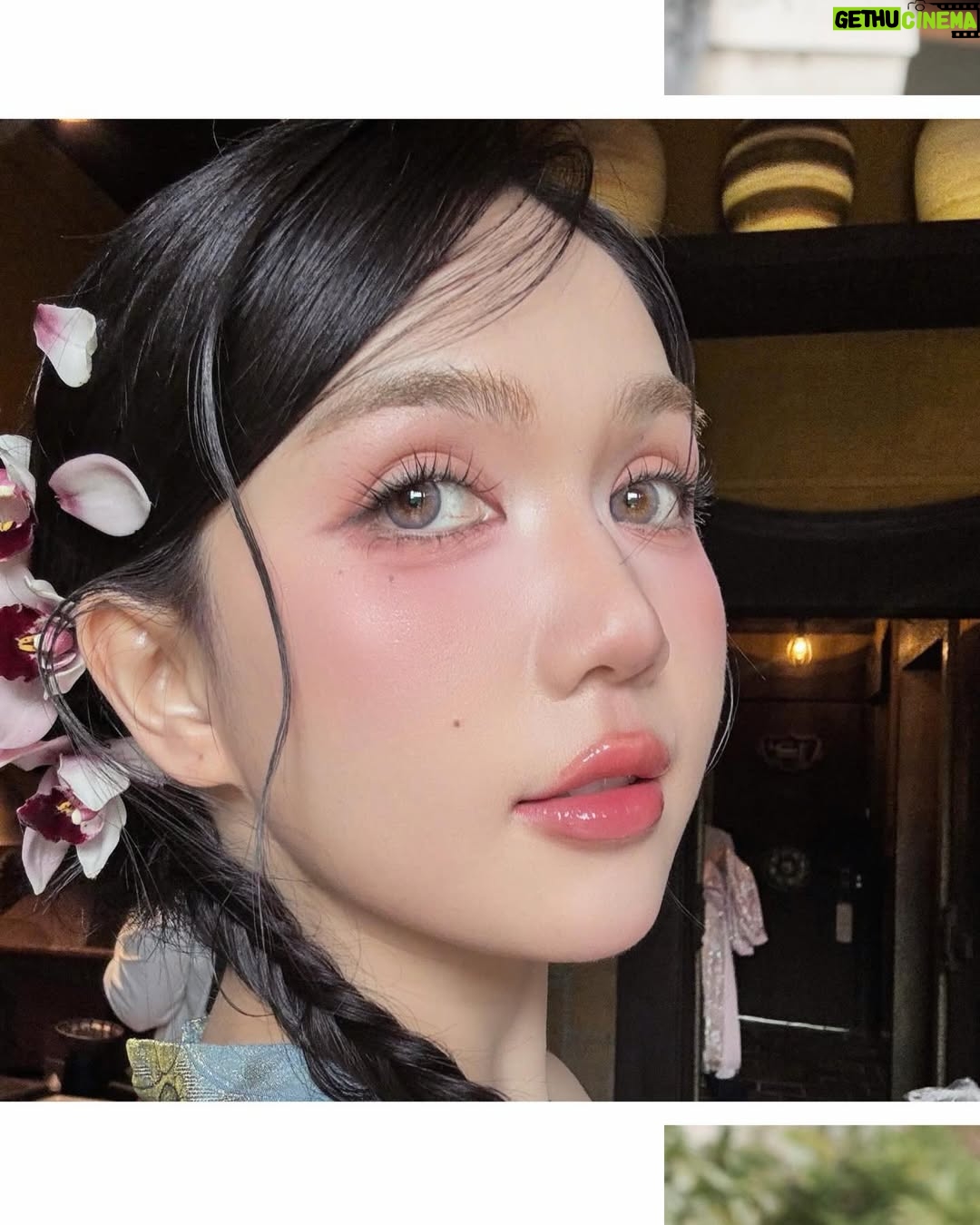 Ngoc Trinh - 47.6K Likes - Ngày mai, 2026 sẽ bắt đầu 🌱

Nếu quay lại 5 năm trước, Trinh chắc chắn không thể hình dung được mình của hôm nay.
Không phải một phiên bản rực rỡ hơn, mà là một phiên bản lắng hơn, sâu hơn.
Vẫn “động”, nhưng là sự chuyển động ở bên trong, nơi Trinh học cách nhìn lại chính mình, thay vì chỉ mải nhìn ra thế giới bên ngoài.

Ngày trước, Trinh cũng yêu bản thân.
Nhưng đó là kiểu yêu phải cố gắng: cố gắng mạnh mẽ hơn, giỏi hơn, tốt hơn trong mắt người khác.
Còn bây giờ, Trinh học một cách yêu khác. Yêu những gì mình đang có, yêu cả những vết xước, những tổn thương, những khuyết điểm… và cả đứa trẻ nhỏ bé trong tâm hồn mình, đã từng buồn, từng sợ, từng tổn thương rất nhiều.

Có lẽ, trưởng thành không làm con người ta hào nhoáng hơn.
Trưởng thành chỉ khiến mình bình yên hơn.
Ít ồn ào hơn, ít chứng minh hơn, nhưng lại dịu dàng với chính mình nhiều hơn 💗

Trinh biết ơn vì sau tất cả những biến cố, mình vẫn còn được làm công việc mình yêu.
Được đứng trước ống kính, được livestream, bán hàng, đóng phim.
Và quan trọng nhất là vẫn được mọi người yêu thương, tin tưởng và ở lại.

Cảm ơn những người đã đồng hành cùng Trinh, không chỉ trong những lúc rực rỡ, mà cả những lúc Trinh lặng im nhất 🤍

Chúc cho năm 2026, tất cả chúng ta được sống đúng với trái tim mình, làm điều mình yêu, và đủ bình yên để mỉm cười với chính bản thân mỗi ngày 💛 #ngoctrinh #ngoctrinh89

Chúc mừng năm mới 2026 🥂🎆