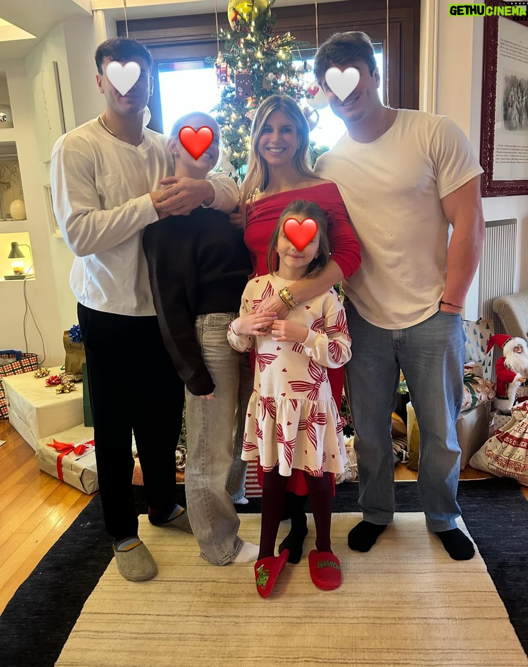 Nicoletta Romanoff - 2.5K Likes - “Felicità la cui etimologia greca è produco, faccio essere, genero.”
Il mio Natale è dunque pieno di felicità ♥️! E non solo per il numero di figli ma per ciò che intorno e grazie ad essi si è generato negli anni.
BUON NATALE a tutti nella verità del vostro cuore!