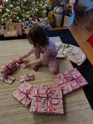 Nicoletta Romanoff Instagram - “Felicità la cui etimologia greca è produco, faccio essere, genero.”
Il mio Natale è dunque pieno di felicità ♥️! E non solo per il numero di figli ma per ciò che intorno e grazie ad essi si è generato negli anni.
BUON NATALE a tutti nella verità del vostro cuore!