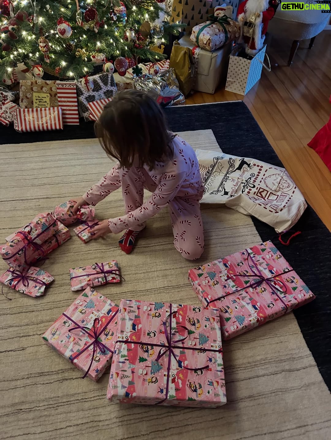 Nicoletta Romanoff - 2.5K Likes - “Felicità la cui etimologia greca è produco, faccio essere, genero.”
Il mio Natale è dunque pieno di felicità ♥️! E non solo per il numero di figli ma per ciò che intorno e grazie ad essi si è generato negli anni.
BUON NATALE a tutti nella verità del vostro cuore!