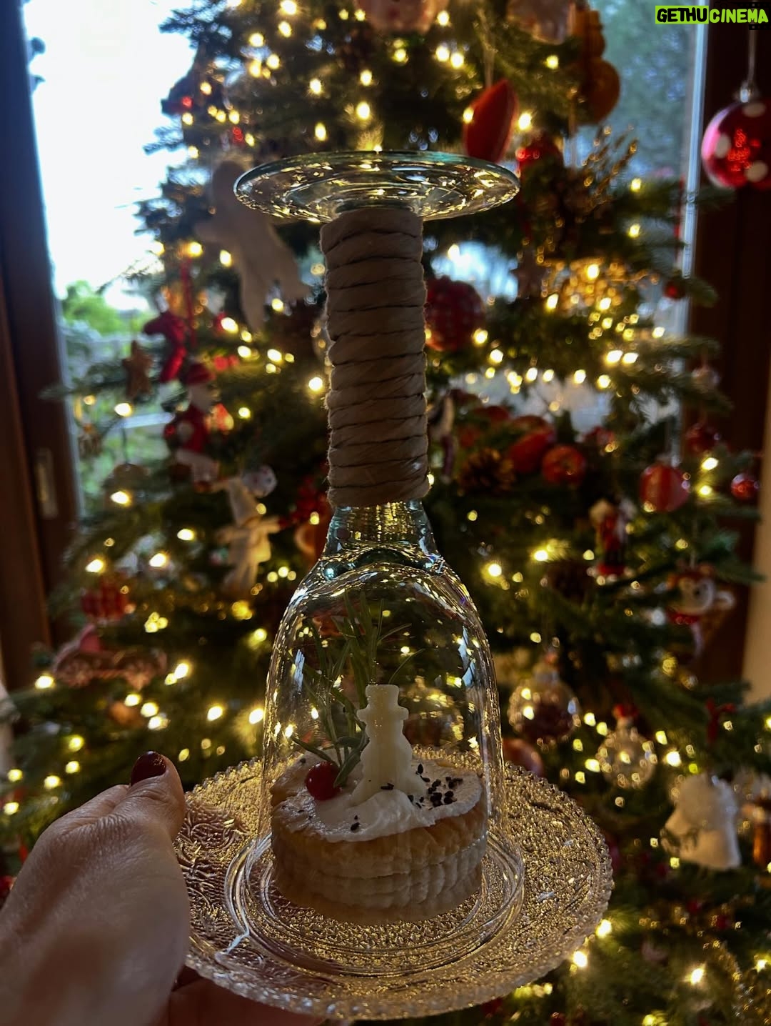 Nicoletta Romanoff - 2.5K Likes - “Felicità la cui etimologia greca è produco, faccio essere, genero.”
Il mio Natale è dunque pieno di felicità ♥️! E non solo per il numero di figli ma per ciò che intorno e grazie ad essi si è generato negli anni.
BUON NATALE a tutti nella verità del vostro cuore!