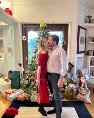 Nicoletta Romanoff Instagram - “Felicità la cui etimologia greca è produco, faccio essere, genero.”
Il mio Natale è dunque pieno di felicità ♥️! E non solo per il numero di figli ma per ciò che intorno e grazie ad essi si è generato negli anni.
BUON NATALE a tutti nella verità del vostro cuore!