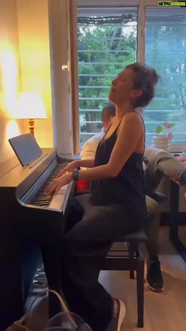 Nihal Yalçın - 5K Likes - Sanat sabır ve yaratıcılık işi. Piyano var çalamıyorsun diye şarkı söylemekten vazgeçersen, kendinden vazgeçersin. Yapma! Vazgeçme!