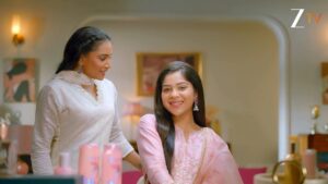 Niharika Chouksey Instagram - Glossy, nourished, aur effortlessly beautiful! Ab L’Oréal Paris Glycolic Gloss range ke saath paayein 3x instant shine aur silky-smooth baal.

#LorealGlycolicGloss #Loreal #ZeeTV
