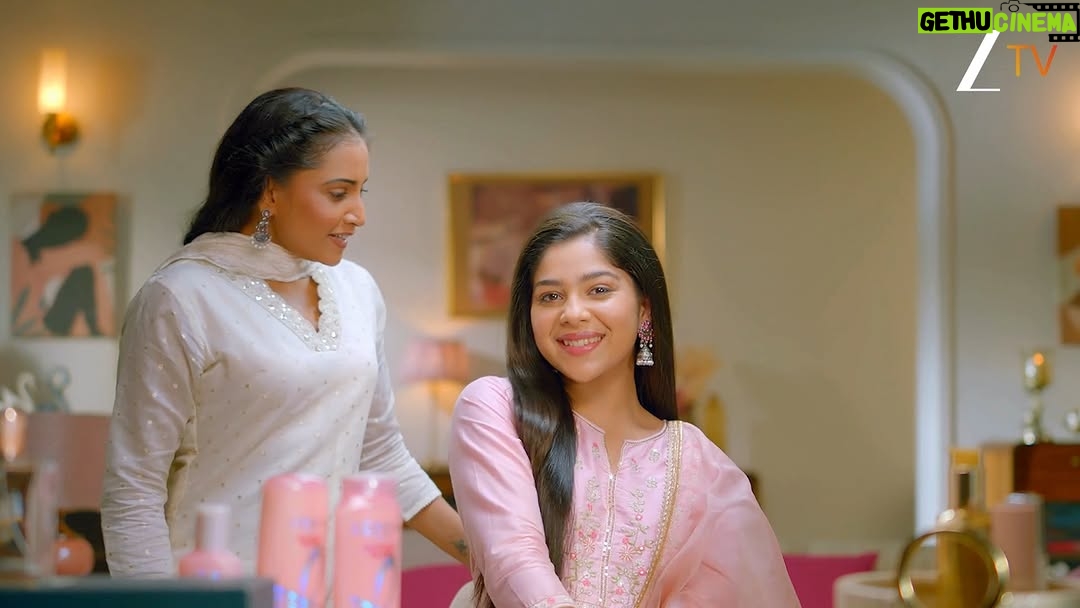 Niharika Chouksey - 28K Likes - Glossy, nourished, aur effortlessly beautiful! Ab L’Oréal Paris Glycolic Gloss range ke saath paayein 3x instant shine aur silky-smooth baal.

#LorealGlycolicGloss #Loreal #ZeeTV