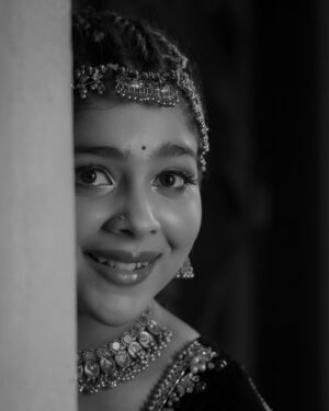 Niharika Chouksey Instagram - 🤫👀

📸 @portraitdeewana 
Makeup @vikramrai1216 
Hair @dhanshree.5.10 

#niharikachouksey #swipe #actress #tummsetummtak #tumsetumtak