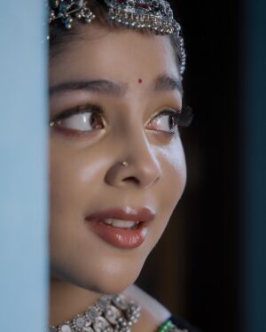 Niharika Chouksey Instagram - 🤫👀

📸 @portraitdeewana 
Makeup @vikramrai1216 
Hair @dhanshree.5.10 

#niharikachouksey #swipe #actress #tummsetummtak #tumsetumtak