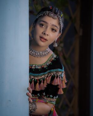 Niharika Chouksey Instagram - 🤫👀

📸 @portraitdeewana 
Makeup @vikramrai1216 
Hair @dhanshree.5.10 

#niharikachouksey #swipe #actress #tummsetummtak #tumsetumtak