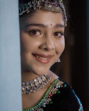 Niharika Chouksey Instagram - 🤫👀

📸 @portraitdeewana 
Makeup @vikramrai1216 
Hair @dhanshree.5.10 

#niharikachouksey #swipe #actress #tummsetummtak #tumsetumtak