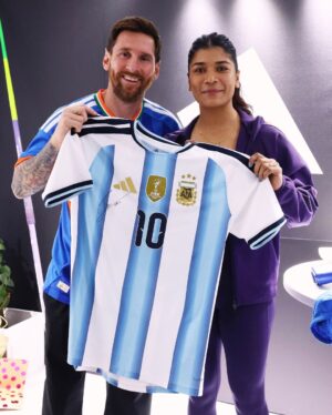 Nikhat Zareen Instagram - A memory I’ll tell forever… a moment shared with the GOAT.🐐❤️
Truly grateful to @adidasindia for making this happen.