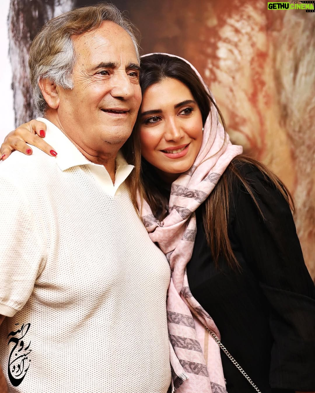 Niki Mozaffari - 58.3K Likes - .
ورق بزنید
اولین اکران مردمی فیلم سینمایی « کوچه ژاپنی ها » 
همراه با بازیگران این فیلم 
چه لذت و کیفی داشت دیدن این فیلم کنار شما 
ممنون از حضور تک تکتون 🙏🏻😍✨
پی نوشت : ممنون از حضور تمام عکاسان عزیز که ما رو در این شب همراهی کردند 🙏🏻💐