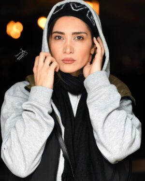 Niki Mozaffari Instagram - 🎭
کنار عزیزانم ،الهام شعبانی،نسیم ادبی ، مهلقا باقری ، نگین خامسی 
با هم و در کنار هم با اجرای نمایش « گناه مشترک » در پردیس تئاتر شهرزاد 
عکس از : @soroushmn_