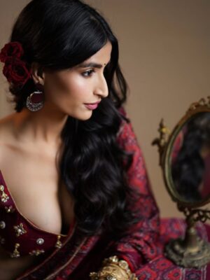 Nikita Tiwari Instagram - Nothing but obsessed with this saree. 🌹
Wearing @saanjhbylea @leaclothingco
#saree #redsaree #indian