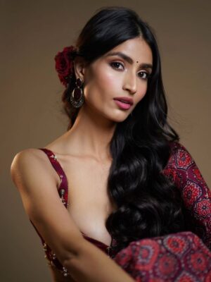 Nikita Tiwari Instagram - Nothing but obsessed with this saree. 🌹
Wearing @saanjhbylea @leaclothingco
#saree #redsaree #indian