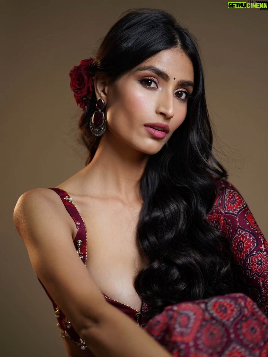Nikita Tiwari - 3.7K Likes - Nothing but obsessed with this saree. 🌹

Wearing @saanjhbylea @leaclothingco 

#saree #redsaree #indian