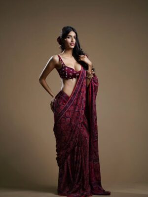 Nikita Tiwari Instagram - Nothing but obsessed with this saree. 🌹
Wearing @saanjhbylea @leaclothingco
#saree #redsaree #indian
