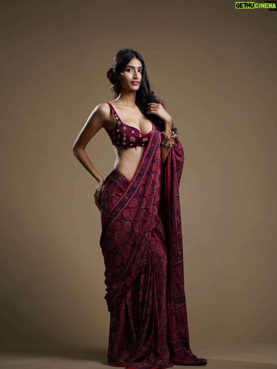 Nikita Tiwari - 3.7K Likes - Nothing but obsessed with this saree. 🌹

Wearing @saanjhbylea @leaclothingco 

#saree #redsaree #indian