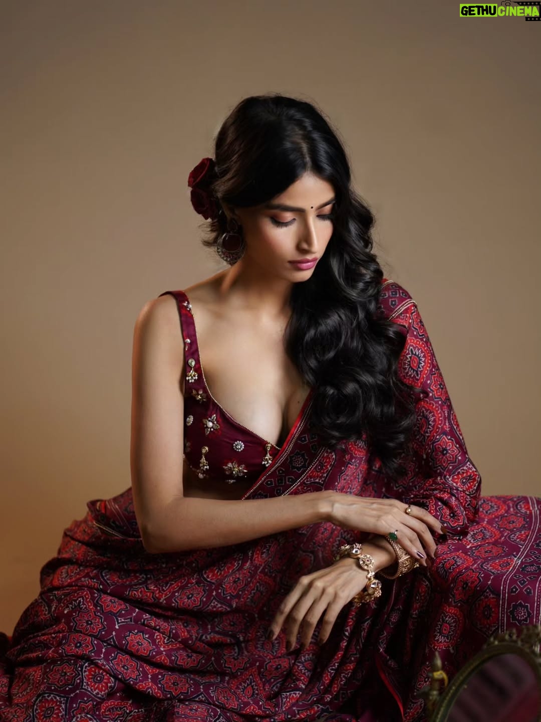 Nikita Tiwari - 3.7K Likes - Nothing but obsessed with this saree. 🌹

Wearing @saanjhbylea @leaclothingco 

#saree #redsaree #indian