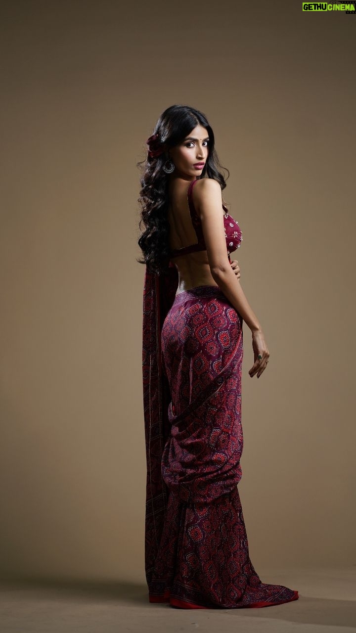 Nikita Tiwari - 2.3K Likes - Aaja Sohneya...🌹

Wearing @leaclothingco 

📍@bioscopestudios
.

.

#grwm #trending #wedding #explorepage #saree