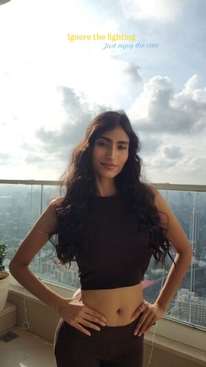 Nikita Tiwari Instagram - Ignore the lighting ✨️
Enjoy the view🌸🎧
#grwm #formalwear #explorepage #views #mumbai