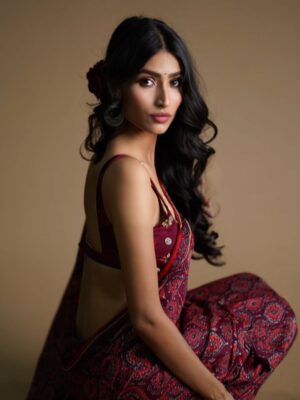 Nikita Tiwari Instagram - Nothing but obsessed with this saree. 🌹
Wearing @saanjhbylea @leaclothingco
#saree #redsaree #indian
