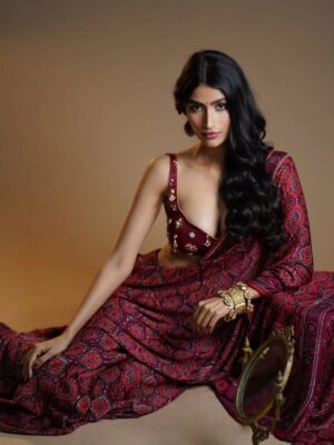 Nikita Tiwari Instagram - Nothing but obsessed with this saree. 🌹
Wearing @saanjhbylea @leaclothingco
#saree #redsaree #indian