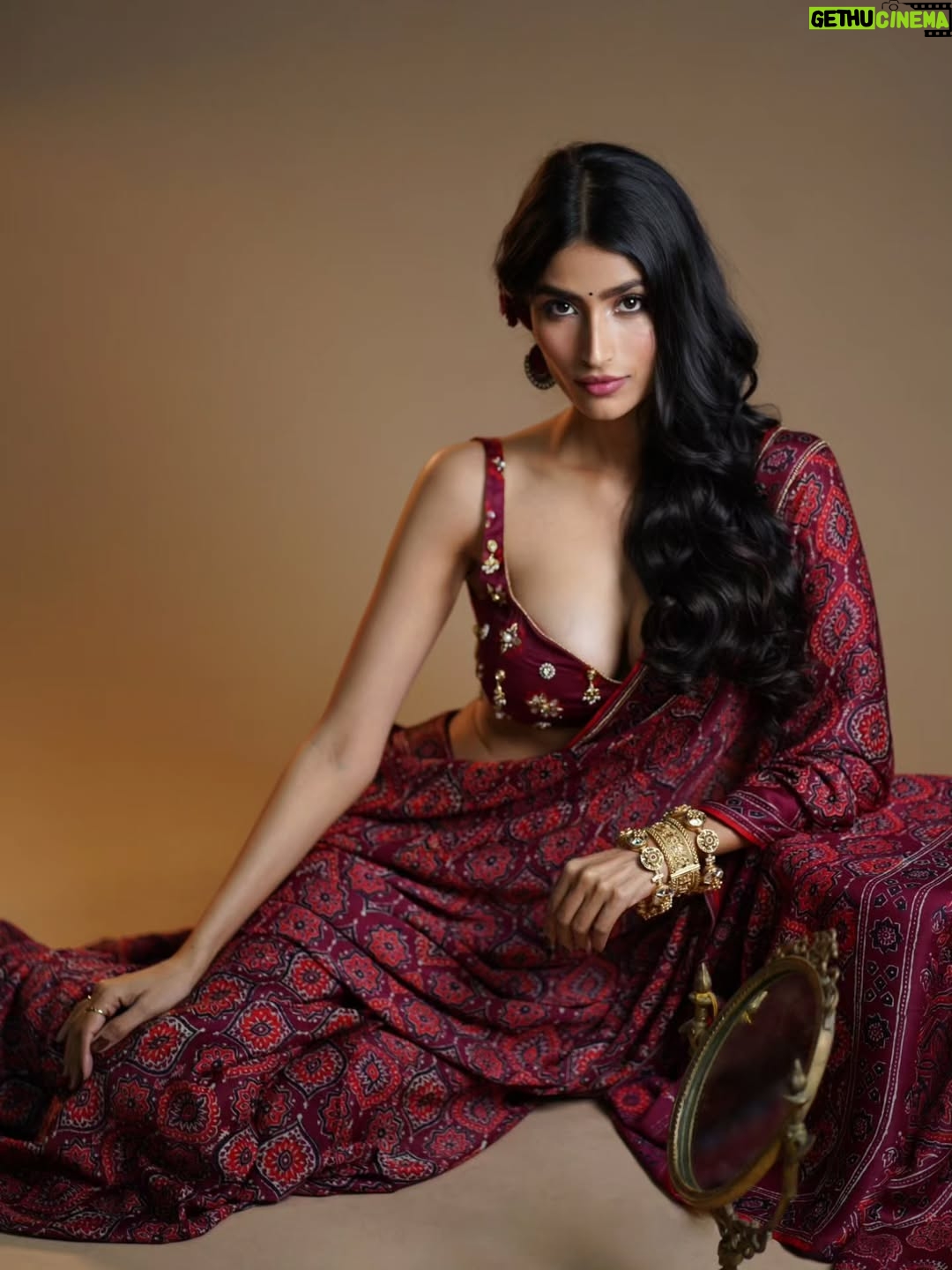 Nikita Tiwari - 3.7K Likes - Nothing but obsessed with this saree. 🌹

Wearing @saanjhbylea @leaclothingco 

#saree #redsaree #indian