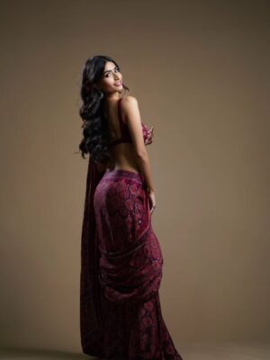 Nikita Tiwari Instagram - Nothing but obsessed with this saree. 🌹
Wearing @saanjhbylea @leaclothingco
#saree #redsaree #indian