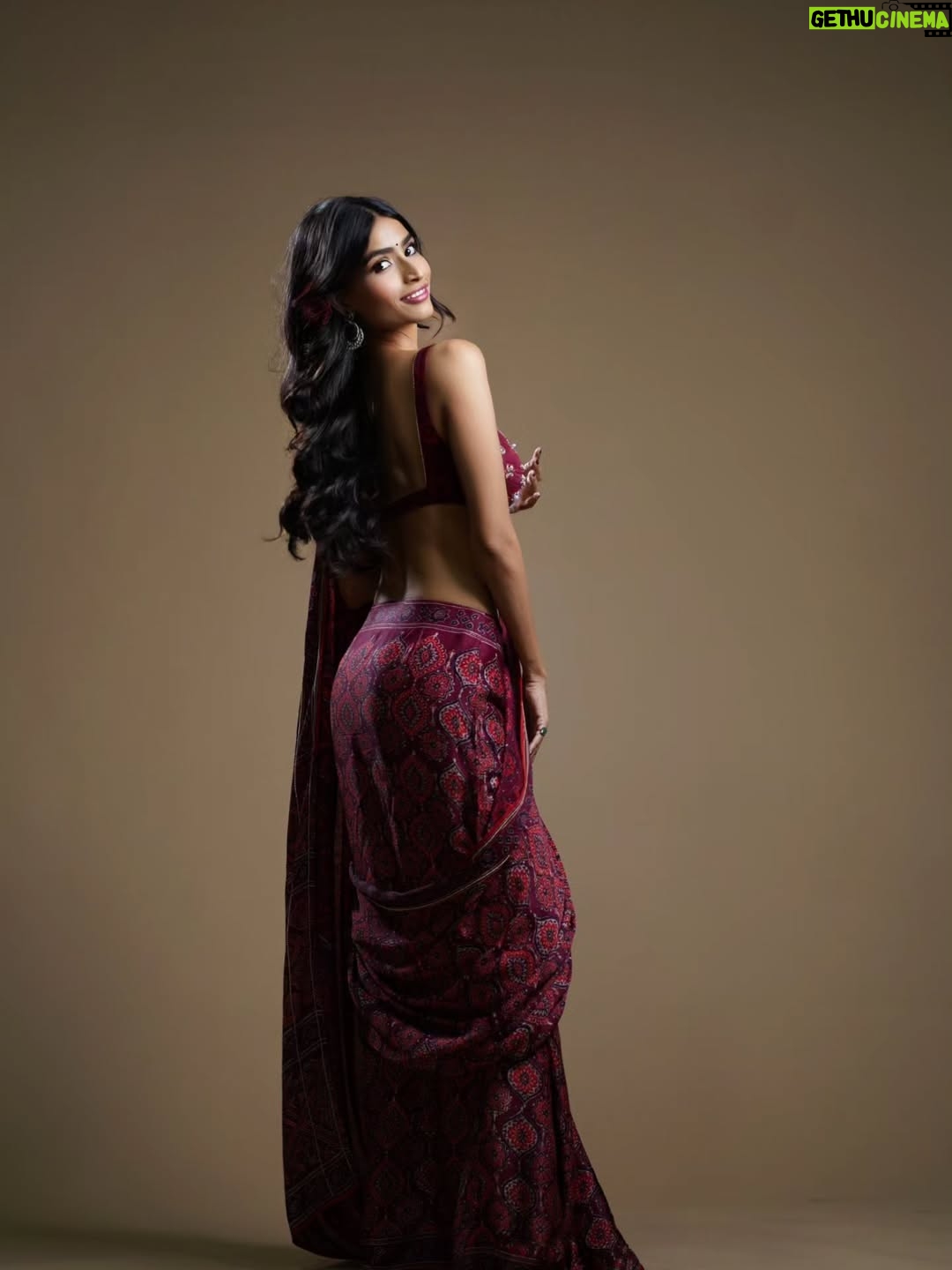 Nikita Tiwari - 3.7K Likes - Nothing but obsessed with this saree. 🌹

Wearing @saanjhbylea @leaclothingco 

#saree #redsaree #indian