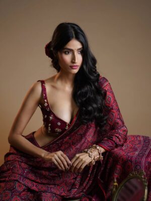 Nikita Tiwari Instagram - Nothing but obsessed with this saree. 🌹
Wearing @saanjhbylea @leaclothingco
#saree #redsaree #indian