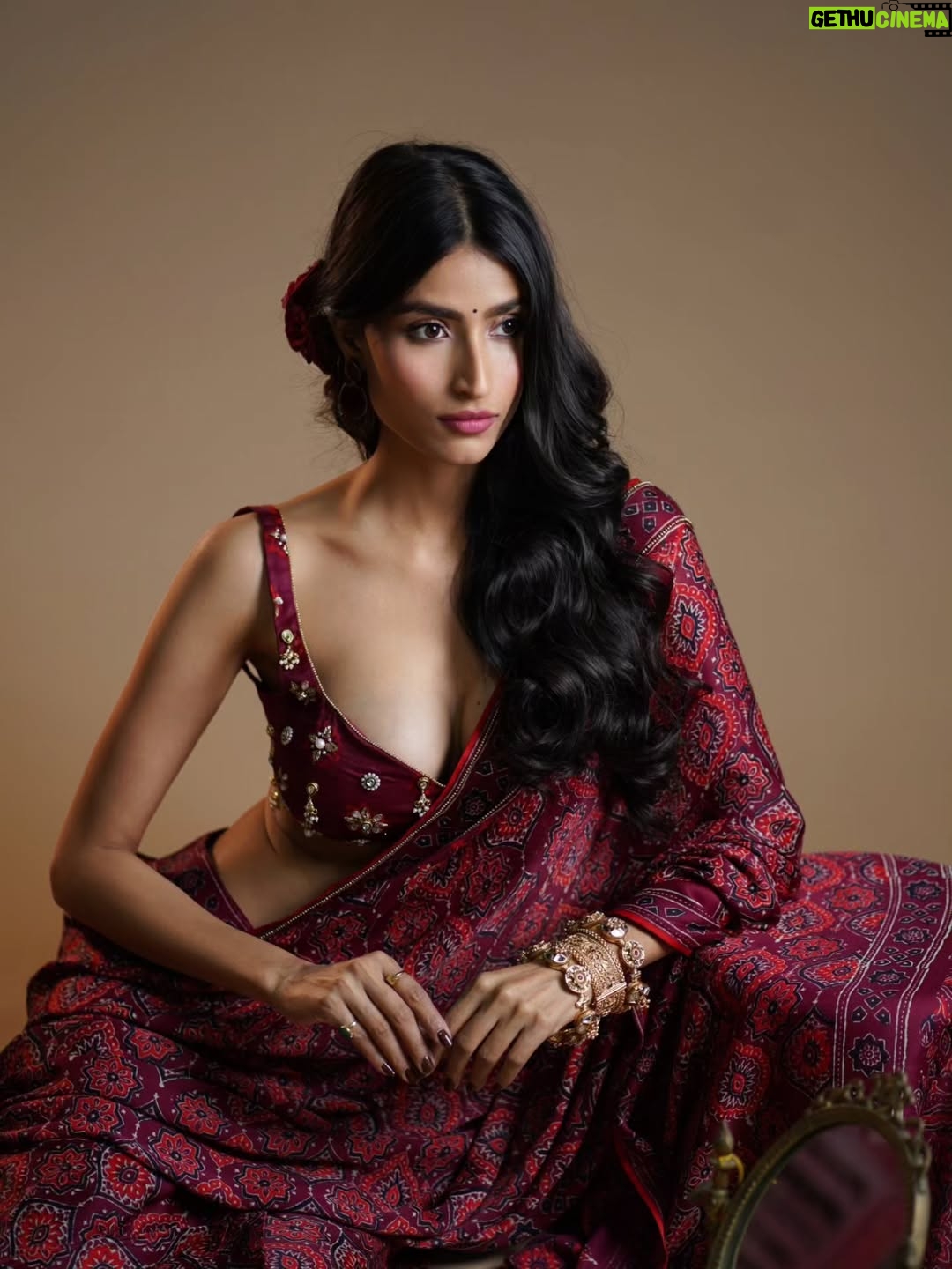 Nikita Tiwari - 3.7K Likes - Nothing but obsessed with this saree. 🌹

Wearing @saanjhbylea @leaclothingco 

#saree #redsaree #indian