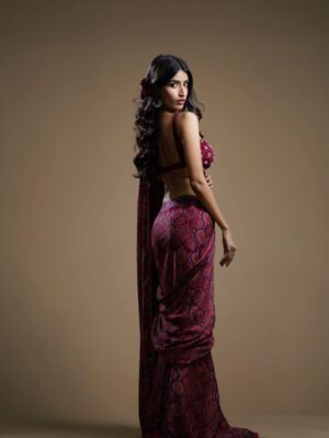 Nikita Tiwari Instagram - Nothing but obsessed with this saree. 🌹
Wearing @saanjhbylea @leaclothingco
#saree #redsaree #indian