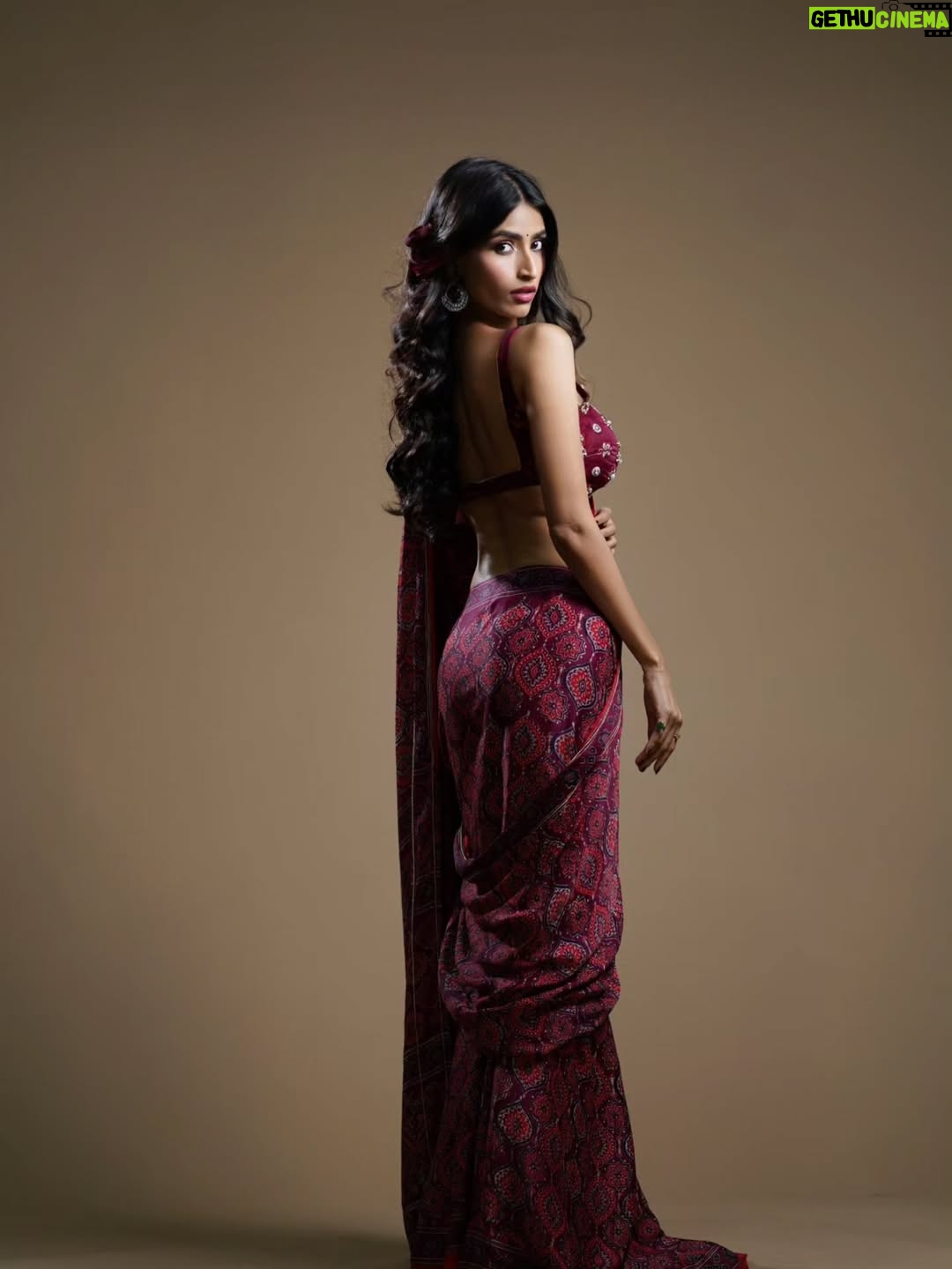 Nikita Tiwari - 3.7K Likes - Nothing but obsessed with this saree. 🌹

Wearing @saanjhbylea @leaclothingco 

#saree #redsaree #indian