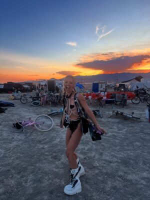 Nikki King Instagram - The sun in me sees the sun in you. 💡 ✨ ☀️