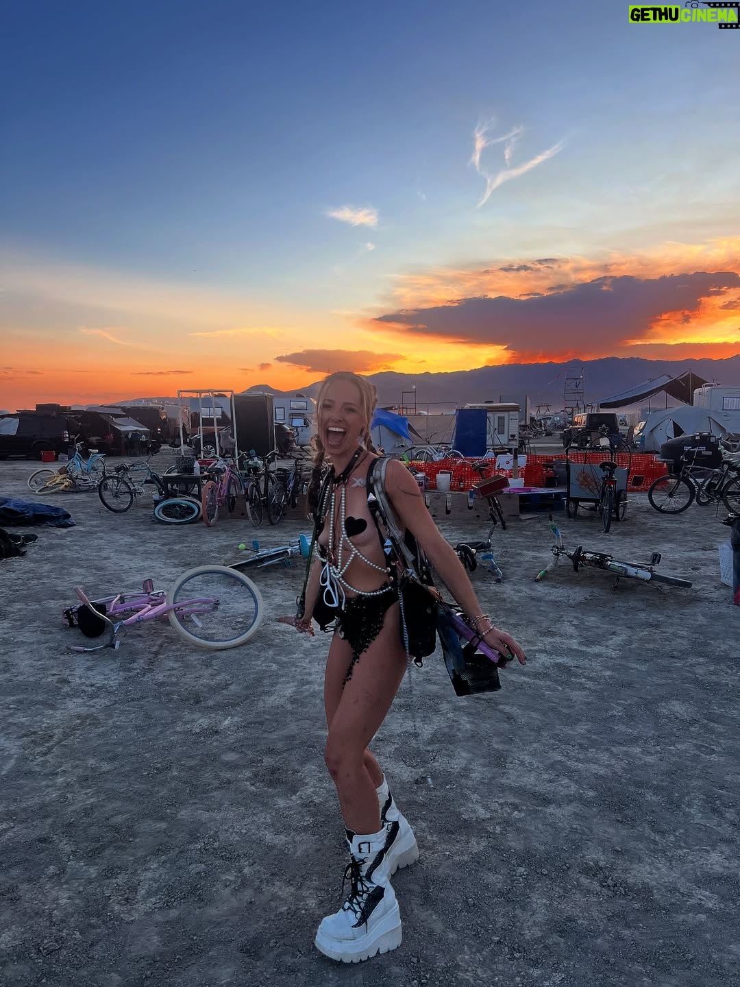 Nikki King - 693 Likes - The sun in me sees the sun in you. 💡 ✨ ☀️