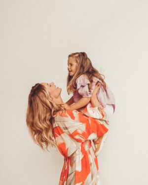 Nikol Moravcová Instagram - 4 roky a 4 dny 👩🏼‍🍼👶🏼🧒🏼👱🏼‍♀️
Víte co, začnu to odteď asi počítat na dny. Z mojí malý holčičky se pomalu stává slečna a každej novej den s ní je plnej novejch zážitků a úsměvů se zdviženým obočím. 

Tak to, že jezdí na kole a bruslích, už asi víte. 🛼 K její oblíbený fialový teď nově přibyly všechny barvy duhy 🎨 a nejvíc jí baví stříhání ✂️a lepení. Když zpívá ona tak nesmí nikdo další 🎤a pořád se trochu bojí vody, ale zavěsí se klidně ze žebřin hlavou dolů. 🦥

Nemá ráda česání, ale miluje (maminky) šminky.💄Nemusí meruňky, švestky ani brambory, ale ráda si dá olivy, kapari nebo avokádo.🥑

Její nejlepší kámoška je o 3 roky starší Marina a každý večer musí usínat s jinou hračkou, aby to ostatním nebylo líto. 🧸 Až bude velká tak chce řídit vlak, tancovat a starat se o zvířátka (hlavně hady a jednorožce). 🐍

Dokáže počítat do deseti ve 4 různých jazycích, ale vynechává zvratná slovesa. Když se koukne do sluníčka, tak si kýchne a po sladkým má sugar rush🍭, ale umí dokonale přesvědčovat, že : "maminko neboj, nebude šugl laš!"🤩

Umí nejvíc pevně obejmout a dává ty nejsladší pusinky a komplimenty. 🥰Naučila se šeptat a usínat sama. Otvírat mrazák a udělat uzel. Lakovat nehty💅🏼, obouvat boty. A popisovat svoje pocity. Třeba : "miluju vás nejvíc na světě lodičové moji" 🥹 

A my tebe taky, Violko naše! 🫶🏼 Děkujeme za každý den s Tebou @v_jako_violet ♋️

Fotila naše milovaná @sankohrasko 📷