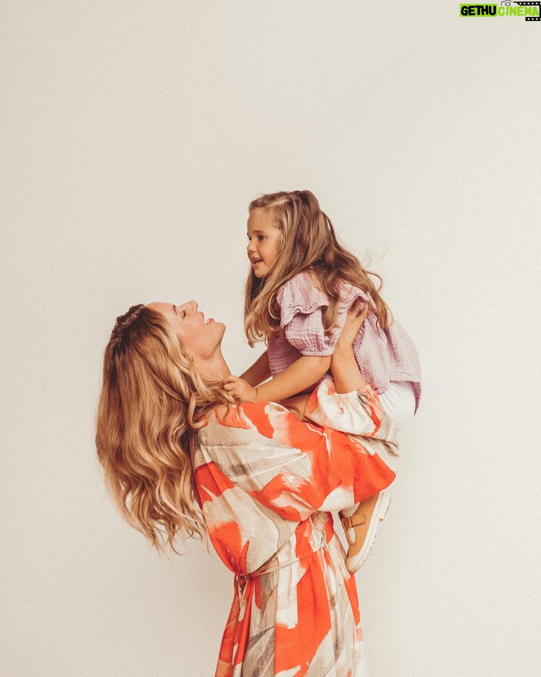 Nikol Moravcová - 9.6K Likes - 4 roky a 4 dny 👩🏼‍🍼👶🏼🧒🏼👱🏼‍♀️
Víte co, začnu to odteď asi počítat na dny. Z mojí malý holčičky se pomalu stává slečna a každej novej den s ní je plnej novejch zážitků a úsměvů se zdviženým obočím. 

Tak to, že jezdí na kole a bruslích, už asi víte. 🛼 K její oblíbený fialový teď nově přibyly všechny barvy duhy 🎨 a nejvíc jí baví stříhání ✂️a lepení. Když zpívá ona tak nesmí nikdo další 🎤a pořád se trochu bojí vody, ale zavěsí se klidně ze žebřin hlavou dolů. 🦥

Nemá ráda česání, ale miluje (maminky) šminky.💄Nemusí meruňky, švestky ani brambory, ale ráda si dá olivy, kapari nebo avokádo.🥑

Její nejlepší kámoška je o 3 roky starší Marina a každý večer musí usínat s jinou hračkou, aby to ostatním nebylo líto. 🧸 Až bude velká tak chce řídit vlak, tancovat a starat se o zvířátka (hlavně hady a jednorožce). 🐍

Dokáže počítat do deseti ve 4 různých jazycích, ale vynechává zvratná slovesa. Když se koukne do sluníčka, tak si kýchne a po sladkým má sugar rush🍭, ale umí dokonale přesvědčovat, že : "maminko neboj, nebude šugl laš!"🤩

Umí nejvíc pevně obejmout a dává ty nejsladší pusinky a komplimenty. 🥰Naučila se šeptat a usínat sama. Otvírat mrazák a udělat uzel. Lakovat nehty💅🏼, obouvat boty. A popisovat svoje pocity. Třeba : "miluju vás nejvíc na světě lodičové moji" 🥹 

A my tebe taky, Violko naše! 🫶🏼 Děkujeme za každý den s Tebou @v_jako_violet ♋️

Fotila naše milovaná @sankohrasko 📷