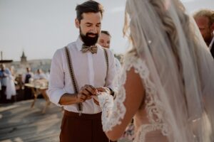 Nikol Moravcová Instagram - 18.8.2018 -  dnes je to 7 let od naší svatby, fotilo se ještě na šířku a @mareksybal byl v nejlepší formě!📷

Chybíš nám kámo! 🕊️ 
Tvoje fotky tady s náma zůstanou navždy ♥️