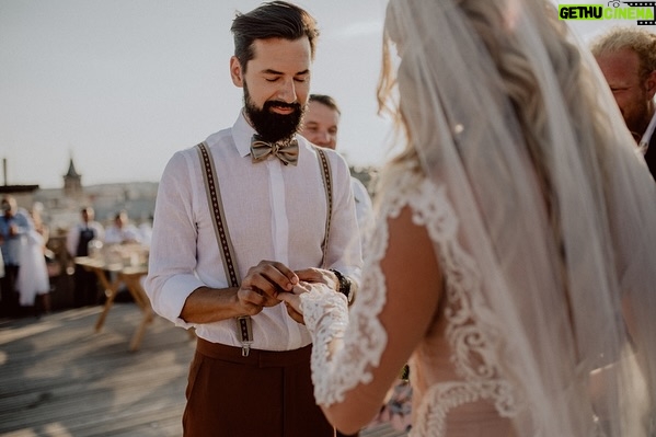 Nikol Moravcová - 2.3K Likes - 18.8.2018 -  dnes je to 7 let od naší svatby, fotilo se ještě na šířku a @mareksybal byl v nejlepší formě!📷

Chybíš nám kámo! 🕊️ 
Tvoje fotky tady s náma zůstanou navždy ♥️