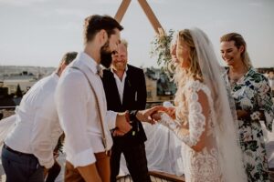 Nikol Moravcová Instagram - 18.8.2018 -  dnes je to 7 let od naší svatby, fotilo se ještě na šířku a @mareksybal byl v nejlepší formě!📷

Chybíš nám kámo! 🕊️ 
Tvoje fotky tady s náma zůstanou navždy ♥️
