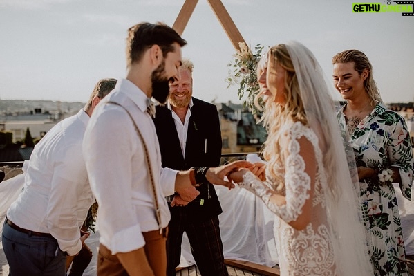 Nikol Moravcová - 2.3K Likes - 18.8.2018 -  dnes je to 7 let od naší svatby, fotilo se ještě na šířku a @mareksybal byl v nejlepší formě!📷

Chybíš nám kámo! 🕊️ 
Tvoje fotky tady s náma zůstanou navždy ♥️