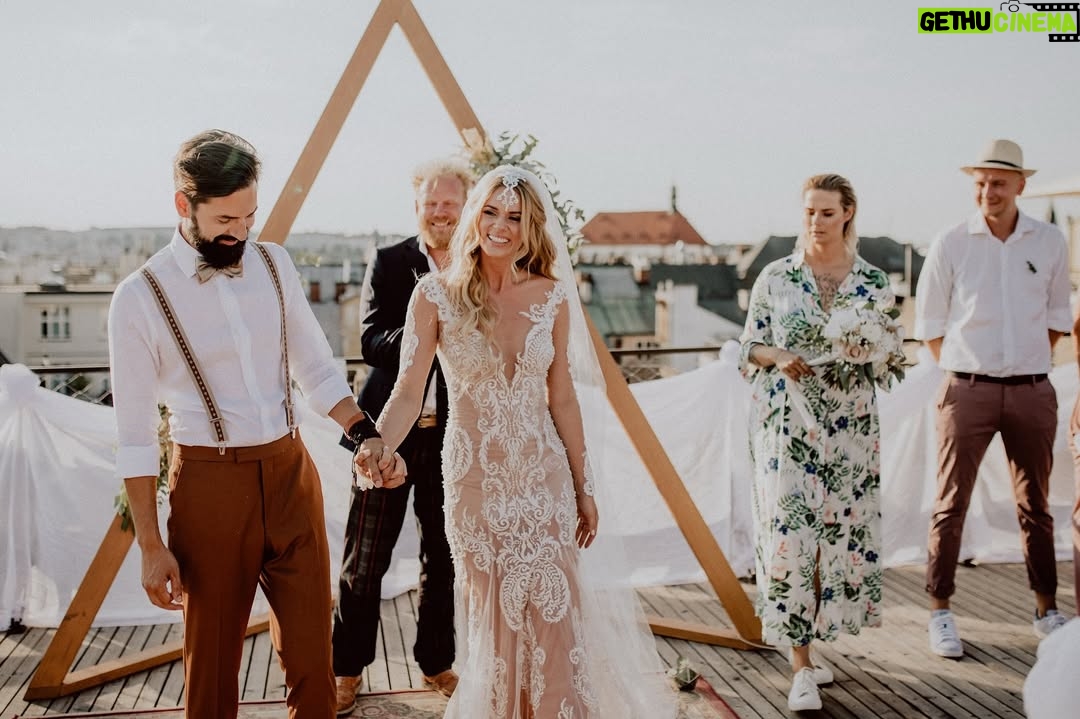 Nikol Moravcová - 2.3K Likes - 18.8.2018 -  dnes je to 7 let od naší svatby, fotilo se ještě na šířku a @mareksybal byl v nejlepší formě!📷

Chybíš nám kámo! 🕊️ 
Tvoje fotky tady s náma zůstanou navždy ♥️