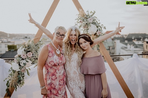 Nikol Moravcová - 2.3K Likes - 18.8.2018 -  dnes je to 7 let od naší svatby, fotilo se ještě na šířku a @mareksybal byl v nejlepší formě!📷

Chybíš nám kámo! 🕊️ 
Tvoje fotky tady s náma zůstanou navždy ♥️