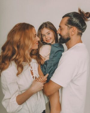 Nikol Moravcová Instagram - Tak a je to venku… a to doslova!
První vypadnutý zoubek. 🦷
Pro někoho možná maličkost, 
pro nás doják a první signální, 
že naše miminko pomalu dospívá🥹 

Nečekala jsem takovou lavinu v komentech u předchozího příspěvku a vaše tipy mi daly zajímavý zrcadlo.. 😅Takžeee bejby zatím nečekáme, vetší byt ani stěhování se taky zatím nekoná a botox fakt neplánuju. 

Jenom k nám přišla Zoubková víla a my si s Kajem uvědomili, jak ten čas brutálně letí. Sotva jsme jí naučili chodit a mluvit a teď už vybíráme školu. Úlet co?

Dělala jsem si takovej průzkum v okolí a musím říct, že informace o prvním vypadnutým zoubku rezonovala hlavně mezi maminkami, bezdětný kámoši jenom zvedli obočí a chtěli vidět kořeny... ty už ale odnesla víla Zubnička, sorry 😬🧚🏼‍♀️✨

Za úžasný fotky děkujeme naší milovaný @sankohrasko která mapuje naší rodinu už od začátku 💕 Moc děkujeme Alex 🫶🏼