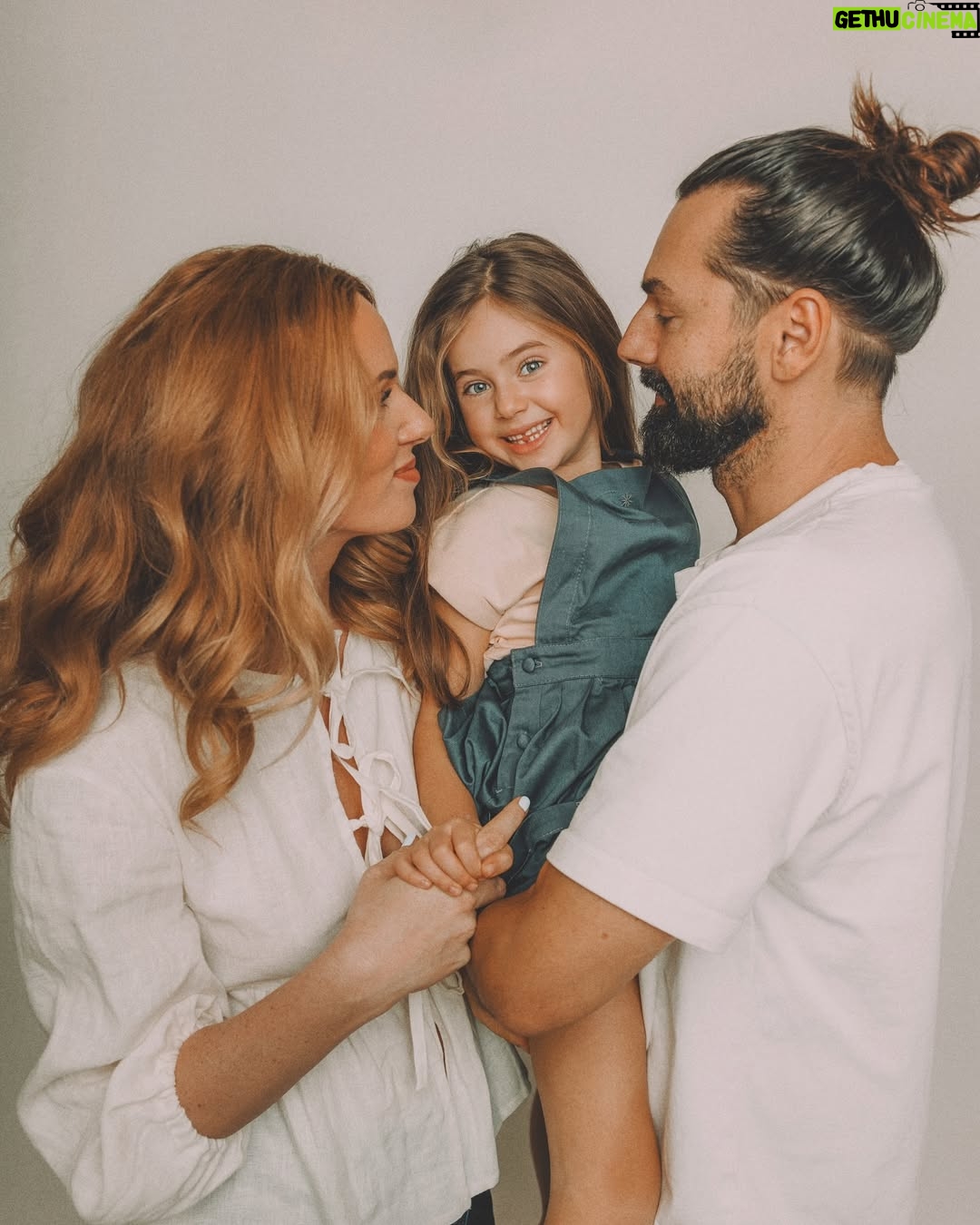 Nikol Moravcová - 5.3K Likes - Tak a je to venku… a to doslova!
První vypadnutý zoubek. 🦷
Pro někoho možná maličkost, 
pro nás doják a první signální, 
že naše miminko pomalu dospívá🥹 

Nečekala jsem takovou lavinu v komentech u předchozího příspěvku a vaše tipy mi daly zajímavý zrcadlo.. 😅Takžeee bejby zatím nečekáme, vetší byt ani stěhování se taky zatím nekoná a botox fakt neplánuju. 

Jenom k nám přišla Zoubková víla a my si s Kajem uvědomili, jak ten čas brutálně letí. Sotva jsme jí naučili chodit a mluvit a teď už vybíráme školu. Úlet co?

Dělala jsem si takovej průzkum v okolí a musím říct, že informace o prvním vypadnutým zoubku rezonovala hlavně mezi maminkami, bezdětný kámoši jenom zvedli obočí a chtěli vidět kořeny... ty už ale odnesla víla Zubnička, sorry 😬🧚🏼‍♀️✨

Za úžasný fotky děkujeme naší milovaný @sankohrasko která mapuje naší rodinu už od začátku 💕 Moc děkujeme Alex 🫶🏼