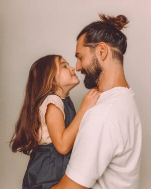 Nikol Moravcová Instagram - Tak a je to venku… a to doslova!
První vypadnutý zoubek. 🦷
Pro někoho možná maličkost, 
pro nás doják a první signální, 
že naše miminko pomalu dospívá🥹 

Nečekala jsem takovou lavinu v komentech u předchozího příspěvku a vaše tipy mi daly zajímavý zrcadlo.. 😅Takžeee bejby zatím nečekáme, vetší byt ani stěhování se taky zatím nekoná a botox fakt neplánuju. 

Jenom k nám přišla Zoubková víla a my si s Kajem uvědomili, jak ten čas brutálně letí. Sotva jsme jí naučili chodit a mluvit a teď už vybíráme školu. Úlet co?

Dělala jsem si takovej průzkum v okolí a musím říct, že informace o prvním vypadnutým zoubku rezonovala hlavně mezi maminkami, bezdětný kámoši jenom zvedli obočí a chtěli vidět kořeny... ty už ale odnesla víla Zubnička, sorry 😬🧚🏼‍♀️✨

Za úžasný fotky děkujeme naší milovaný @sankohrasko která mapuje naší rodinu už od začátku 💕 Moc děkujeme Alex 🫶🏼