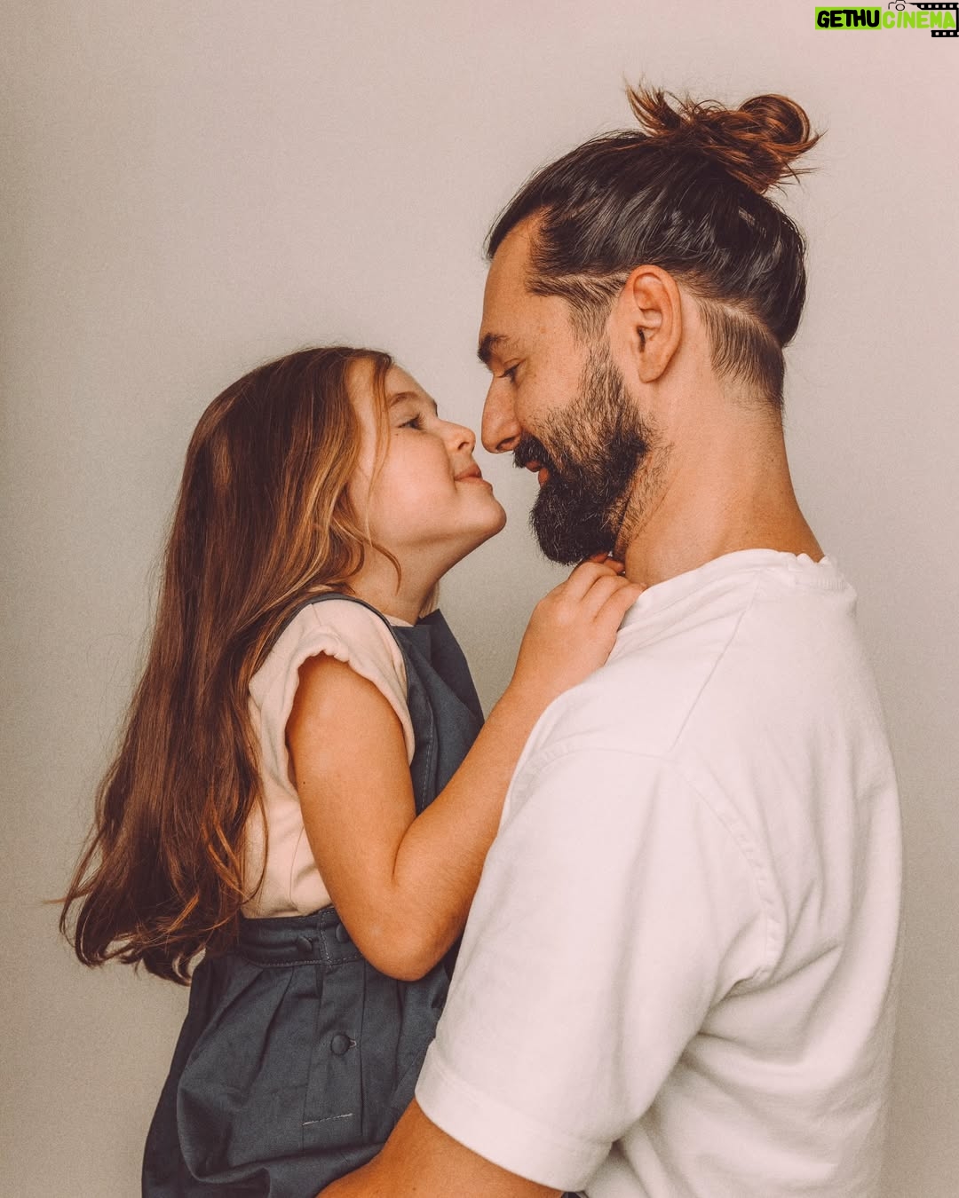 Nikol Moravcová - 5.3K Likes - Tak a je to venku… a to doslova!
První vypadnutý zoubek. 🦷
Pro někoho možná maličkost, 
pro nás doják a první signální, 
že naše miminko pomalu dospívá🥹 

Nečekala jsem takovou lavinu v komentech u předchozího příspěvku a vaše tipy mi daly zajímavý zrcadlo.. 😅Takžeee bejby zatím nečekáme, vetší byt ani stěhování se taky zatím nekoná a botox fakt neplánuju. 

Jenom k nám přišla Zoubková víla a my si s Kajem uvědomili, jak ten čas brutálně letí. Sotva jsme jí naučili chodit a mluvit a teď už vybíráme školu. Úlet co?

Dělala jsem si takovej průzkum v okolí a musím říct, že informace o prvním vypadnutým zoubku rezonovala hlavně mezi maminkami, bezdětný kámoši jenom zvedli obočí a chtěli vidět kořeny... ty už ale odnesla víla Zubnička, sorry 😬🧚🏼‍♀️✨

Za úžasný fotky děkujeme naší milovaný @sankohrasko která mapuje naší rodinu už od začátku 💕 Moc děkujeme Alex 🫶🏼